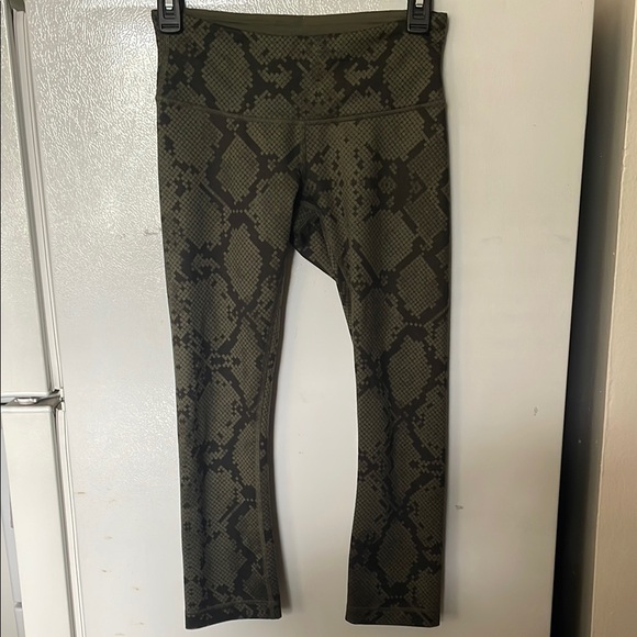 lululemon athletica Pants - Lululemon Size 4 green/black‎ leggings 21” inseam